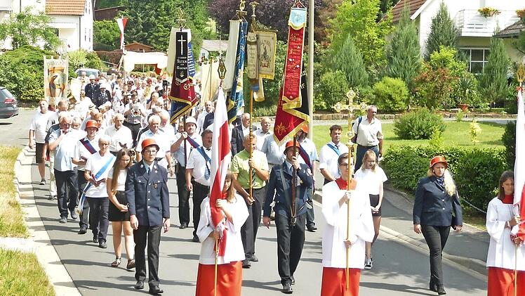 Das Hochfest Fronleichnam begingen die Gläubigen der Pfarrei Mainroth. Foto: Ingrid Kohles