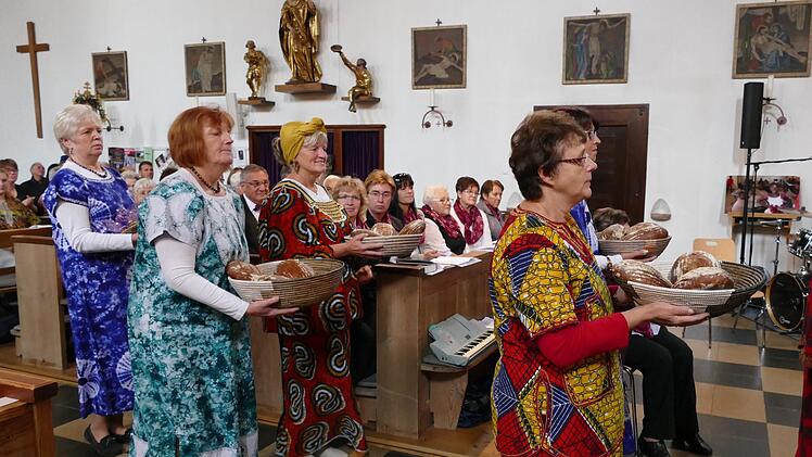 Mit anmutigen Tanzbewegungen brachten Frauen in landestypischen Kleidern die Gaben zum Altar.Foto: Marion Krüger-Hundrup