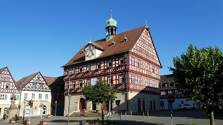 K&ouml;nnte laut St&auml;dteplaner attraktiver sein und durch ein Caf&eacute; aufgewertet werden: der Marktplatz vor dem Fachwerkrathaus in Bad Staffelstein.  Markus Drossel