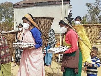 Der noch junge Verein „Khublei – Hilfe für Nordost-Indien“ kann durch seine Partner vor Ort Lebensmittel und Masken an Bedürftige ausgeben.