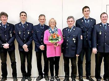 Vorsitzender Klaus Söllner, Zweiter Vorsitzender Peter Nüßlein, Matthias Vogel, Klaus Brehm, Monika Schmeußer, Norbert Dippold, Daniel Vogel, Christian Rehe und Bürgermeister Stefan Reichold freuen sich über die Ehrungen.