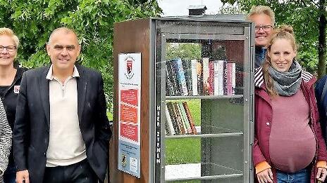 Zweiter Vorsitzender und Gemeinderat Ralf Pistor, ILE-Managerin Eva Gravogl, Vorsitzende Manuela Pfeiffer und Bürgermeister Alexander Wunderlich (von links) mit Vereinsmitgliedern.