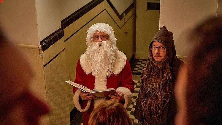 Einer muss es ja machen! Nikolaus Prange (Bjarne Mädel, links) und Knecht Ruprecht Rohde (Olli Dittrich), im bürgerlichen Leben sein Nachbar, versorgen die Kinder im Haus mit Weihnachtsritualen.