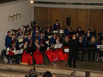 Der Kirchenchor unter der Leitung von Cäcilia Kager sang internationale Weihnachtslieder wie "Seht es kommt die heil'ge Zeit" aus Böhmen. Fotos: Sabine Weinbeer