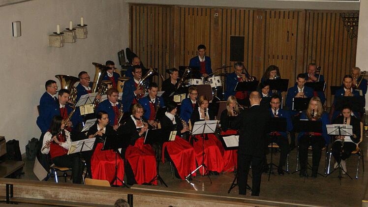Der Kirchenchor unter der Leitung von Cäcilia Kager sang internationale Weihnachtslieder wie "Seht es kommt die heil'ge Zeit" aus Böhmen. Fotos: Sabine Weinbeer