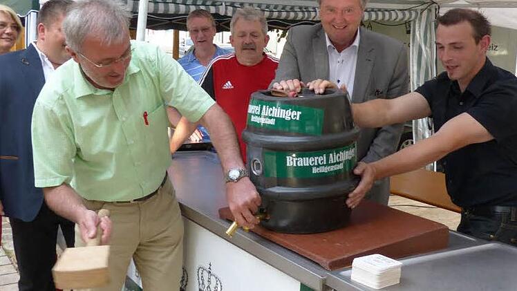 Bürgermeister Helmut Krämer zapft das erste Faß Bier an.  Foto: Georg Wolf