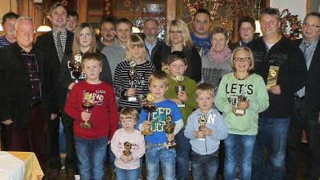 Die Vereinsmeister und Pokalgewinner des Kleintierzuchtvereins Presseck nach ihrer Auszeichnung beim Züchterabend mit den Offiziellen und Ehrengästen.