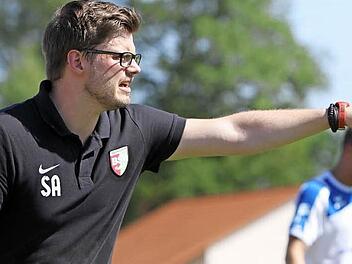 Trainer Simon Albert und die U19-Junioren des Baiersdorfer SV wollen in der Rückrunde der Bayernliga mehr Punkte holen als in der Hinserie Foto: Uwe Kellner