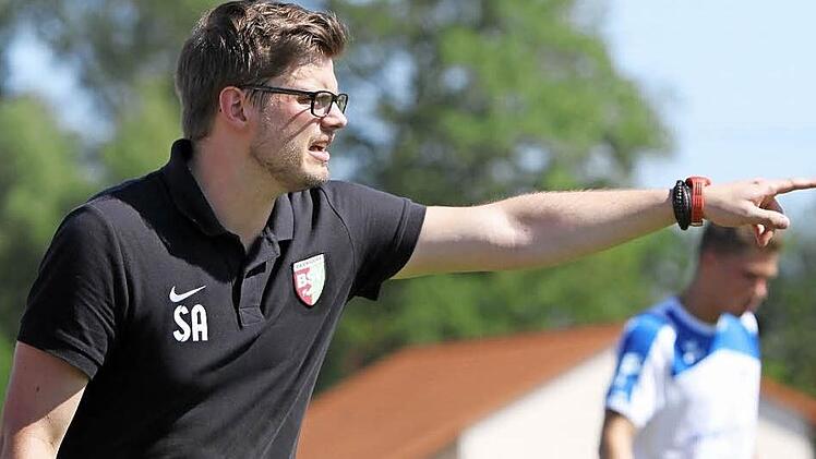 Trainer Simon Albert und die U19-Junioren des Baiersdorfer SV wollen in der Rückrunde der Bayernliga mehr Punkte holen als in der Hinserie Foto: Uwe Kellner