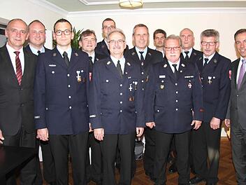 Die geehrten Aktiven mit Bürgermeister Heinrich Süß, Landrat Alexander Tritthart und KBR Matthias Rocca