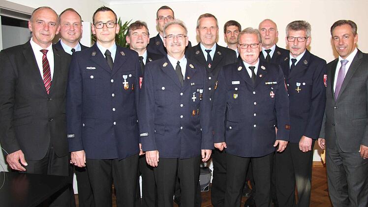 Die geehrten Aktiven mit Bürgermeister Heinrich Süß, Landrat Alexander Tritthart und KBR Matthias Rocca