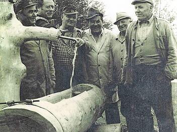 Fröhliche Gesichter beim "Wasser marsch" anno 1984 in Bramberg (von links): der damalige Zweite Vorsitzende des Haßbergvereins, Eduard Wohlfarth, Vorsitzender Rudi Bauer, der frühere Vorstand Philipp Häfner, Hans Holzberg, Gründer des Obst- und Gartenbauvereines Bramberg, Hans Schauer und Hans Pecht. Foto: Repro Alois Voigt