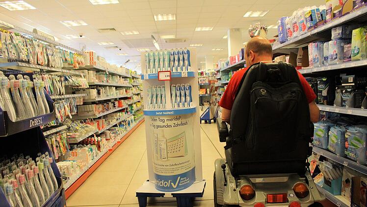 Unerreichbar für viele Rollstuhlfahrer: Die oberen Regale in den Einkaufsmärkten und viele Durchgänge, die von Aufstellern versperrt sind. Foto: Julia Raab