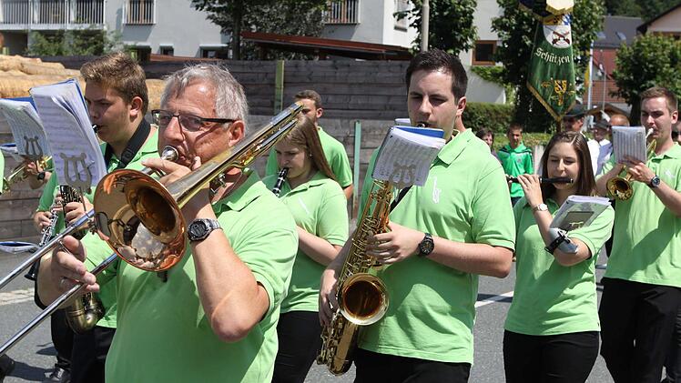 Die Musikkapellen machten den Umzug  auch zu einem akustischen Erlebnis für die Zuschauer.   Foto: Michael Wunder