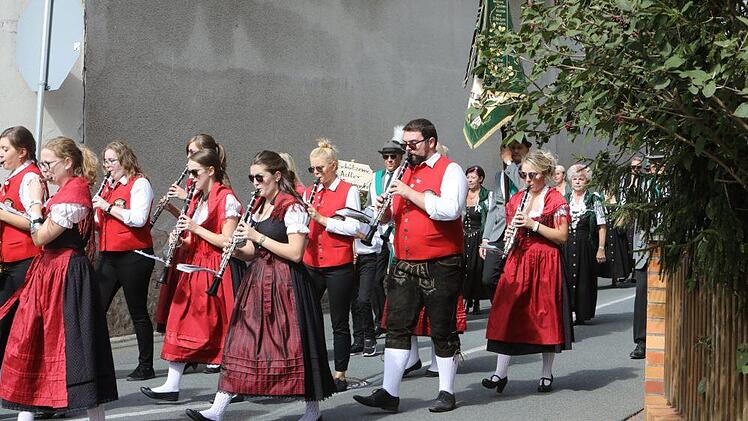 Der Festzug in Langensendelbach Foto: Barbara Herbst
