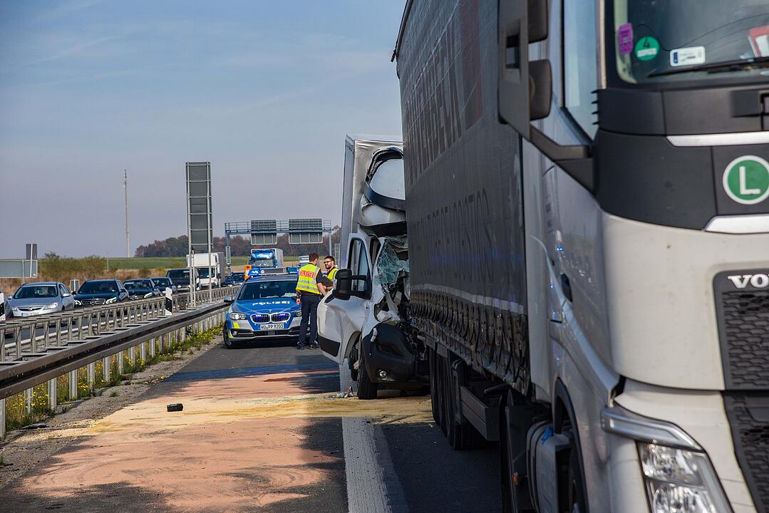 Tödlicher Unfall auf der A3: Stauende übersehen - Kleinlaster prallt mit voller Wucht auf Lkw