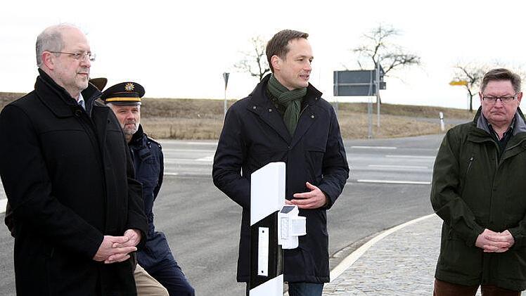 Leitender Baudirektor Dr.-Ing. Michael Fuchs (links), Schweinfurts Landrat Florian Töpper (Mitte) und Innenstaatssekretär Gerhard Eck (rechts) freuten sich über die Inbetriebnahme des neuen Wildwarnsystems "AniMot".Foto: Karlheinz Franz