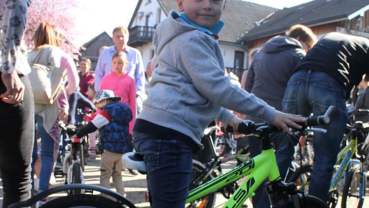 Für den kleinen Paul Grieshammer (7) wurde ein Traum wahr: Das Bulls-Rad in Neon-Gelb war genau das, was er sich erhofft hatte.