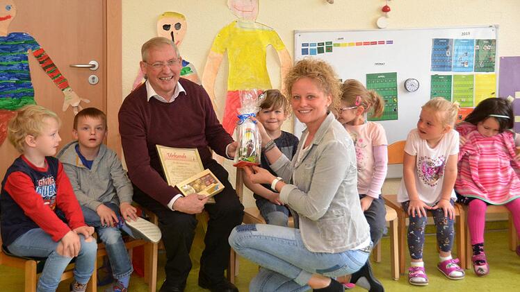 Zum Abschied gab es für den scheidenden Diakon Michael Schlereth eine selbst gestaltete Urkunde, eine Kerze sowie ein persönliches Geschenk von den Kindern, dem Personal und der Leiterin Nicole Kleinhenz des Montessori Kinderhauses St. Pius in Waldfenster. Foto: Peter Rauch