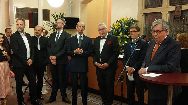 Grußworte nach dem gelungenen Konzert (von links): Fritz Frömming, Roland Kluttig, Bernhard F. Loges (alle vom Landestheater), Coburgs Oberbürgermeister Norbert Tessmer, Peter Wittig (deutscher Botschafter in Großbritannien) und  Peter Dart (Royal Choral Society).Simone Bastian