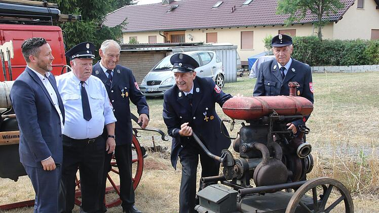 Erinnerungen wurden bei der Feuerwehrspritze aus dem Jahr 1964 wach, wofür sich Bürgermeister Martin Finzel sehr interessierte. Von links: Bürgermeister Martin Finzel, Karl-Heinz Müller, Dieter Hartmann, Gerhard Janson und Erwin Schreiner Foto: Michael Stelzner