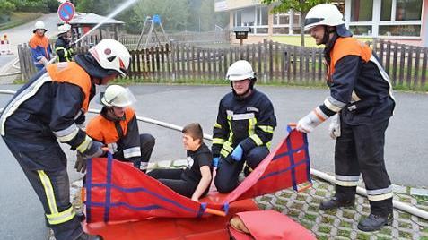 Ein "Geretteter" wird zur Erstbehandlung &uuml;bergeben. Foto: Thomas Micheel
