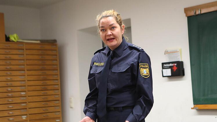 Starker Auftritt: In der Rolle der Polizistin Hannah Stein  betreibt Friedericke Pasch Aufklärungsarbeit im Klassenzeit - Aufklärungsarbeit zum Thema Mobbing einer Mitschülerin im Internet.Foto: Henning Rosenbusch
