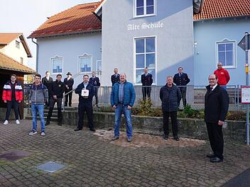 Die Übergabe des  Defibrillatoren erfolgte an der Alten Schule in Breitenbach. Das  Bild zeigt die Vertreter der beteiligten Vereine und Oberleichtersbach Bürgermeister  Dieter Muth (rechts). Foto: Marion Eckert