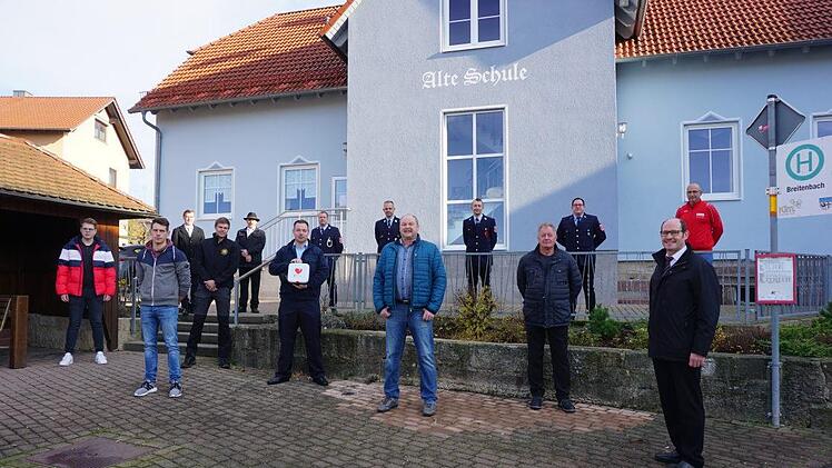 Die Übergabe des  Defibrillatoren erfolgte an der Alten Schule in Breitenbach. Das  Bild zeigt die Vertreter der beteiligten Vereine und Oberleichtersbach Bürgermeister  Dieter Muth (rechts). Foto: Marion Eckert