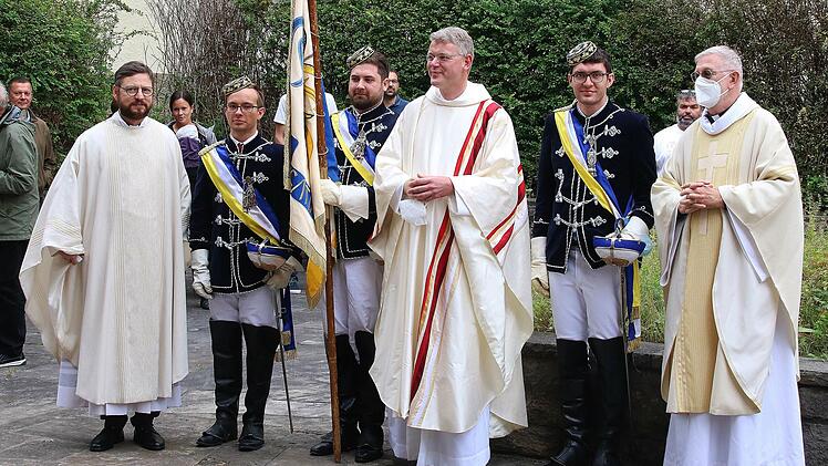 Zum bunten Gruppenbild mit seinen Verbindungsbrüdern und Studienkollegen  stellte sich Pater Christian nach dem Gottesdienst. Foto: Dieter Britz