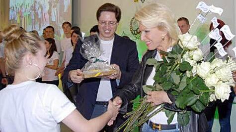 Von den Azubis gab's Rosen und Geschenke für Maria-Elisabeth Schaeffler und Sohn Georg.