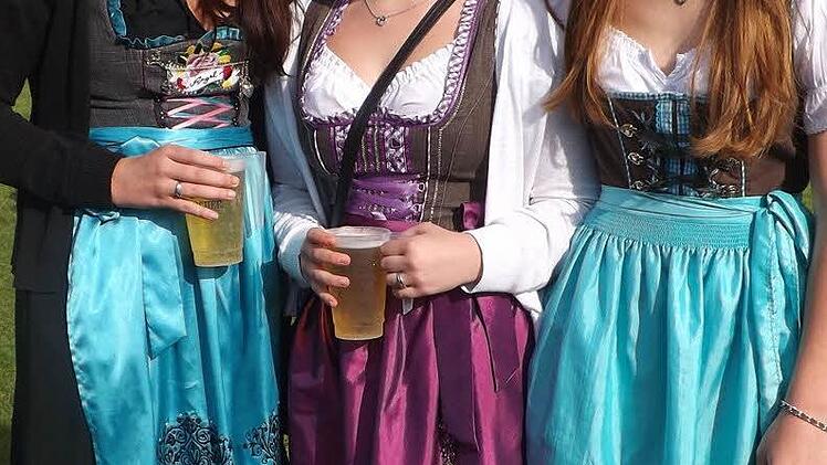 Viele junge Damen marschierten im Dirndl auf. Foto: Maria Löffler