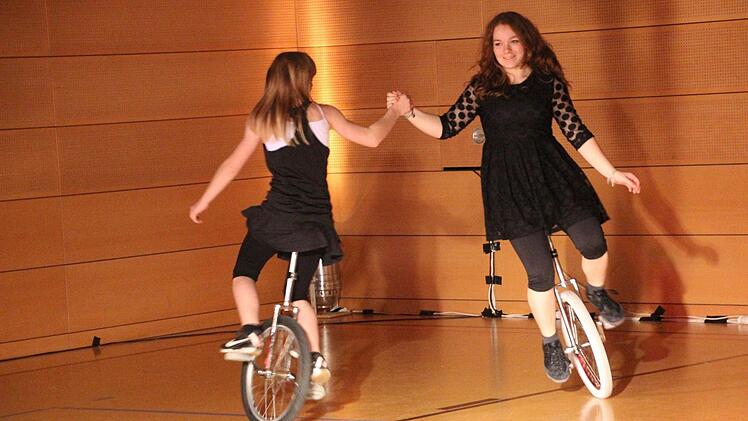 Balance: Jule und Lena Dickmeis auf dem Einrad. Foto: Ralf Dieter
