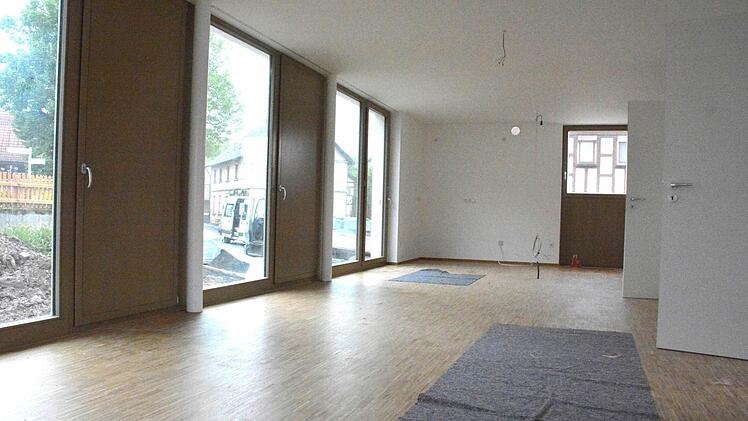 Das neue Pfarrhaus ist platzmäßig sehr geräumig. Hier der Essbereich und das Wohnzimmer von Pfarrer Bauer und seiner Familie. Fotos: Schmidt