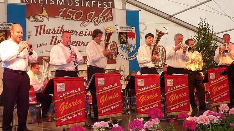 Die tschechische Spitzenkapelle "Gloria" begeisterte mit ihrem dreistündigen Konzert in Neukenroth jung und alt.  Foto: Gerd Fleischmann