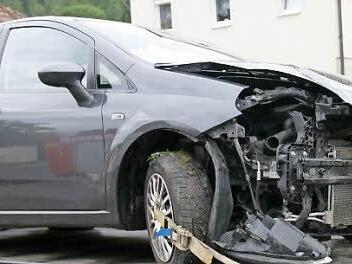 Das Unfallfahrzeug wurde stark beschädigt abtransportiert. Foto: M.Stelzner