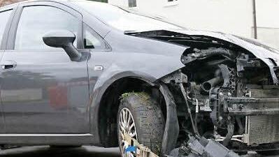 Das Unfallfahrzeug wurde stark beschädigt abtransportiert. Foto: M.Stelzner