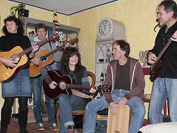 Sie hatten Spaß bei der Generalprobe: (von links) Doris Holhut, Thomas Heinl, Agathe Wachter sowie Roland und Winfried Ramming, die fünf von "True Colours". Foto: Jochen Nützel