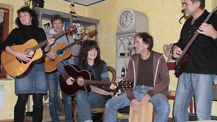 Sie hatten Spaß bei der Generalprobe: (von links) Doris Holhut, Thomas Heinl, Agathe Wachter sowie Roland und Winfried Ramming, die fünf von "True Colours". Foto: Jochen Nützel