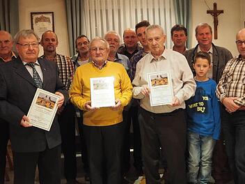 Der Brieftaubenverein "Rhönvogel Langenleiten" feierte sein 50jähriges Gründungsjubiläum. Besonders geehrt wurden: (von links) Vorsitzender Walter Böhnlein, Benno Kessler und Udo Kessler.  Foto: M. Eckert
