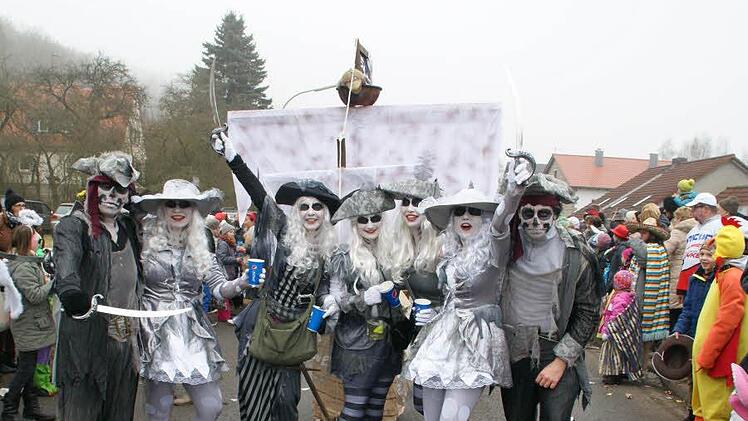 "Wer früher stirbt ist länger tot" - ein echter Hingucker war die Gruppe um Martina und Gerhard Bayer aus Oberschleichach. Foto: Sabine Weinbeer