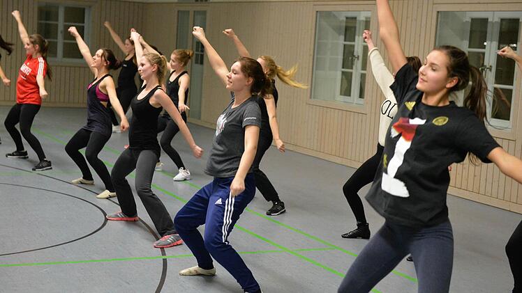 Das Brose Baskets Dance Team tritt pro Heimspiel bis zu neun Mal auf. Foto: Ronald Rinkelf