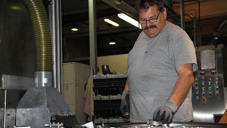 Auch Hans-Jürgen Weber prüft nach der Produktion sorgfältig, ob die Metallteile fehlerfrei sind. Danach werden sie verpackt. Foto: Ulrike Müller