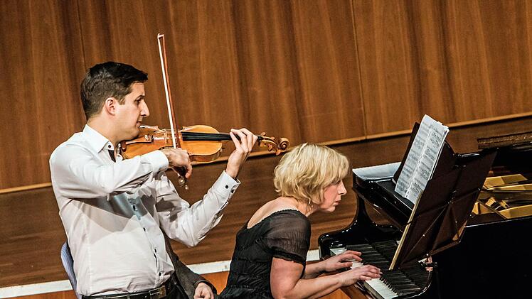 Die Pianistin Zane Stradyna und der Geiger Martin Emmerich beeindruckten das Publikum im Kongresshaus Rosengarten. Foto: Jochen Berger