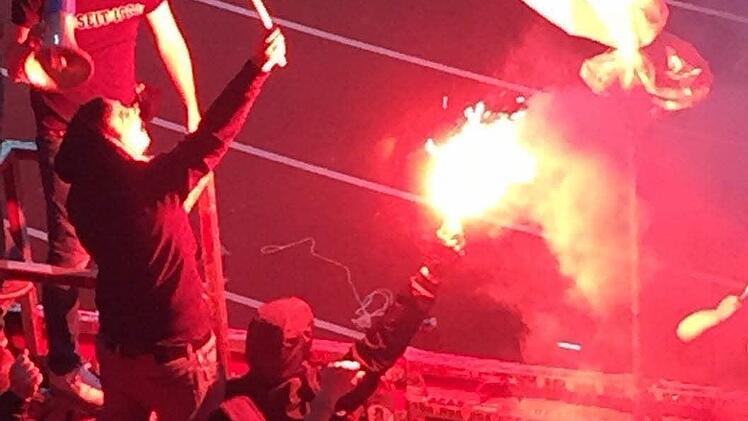 Von Fußballfans wegen der Atmosphäre gemocht, von der DFL mit Strafen belegt: Pyrotechnik. Foto: Markus Schmidt
