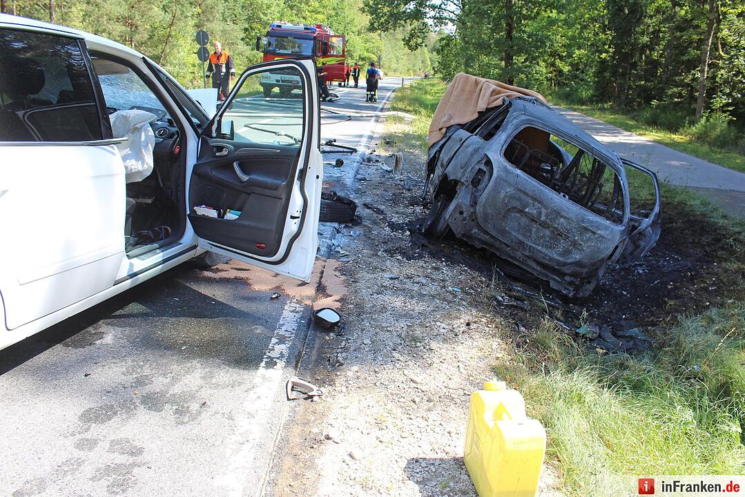 Frontalcrash fordert zwei Tote - Auto geht in Flammen auf