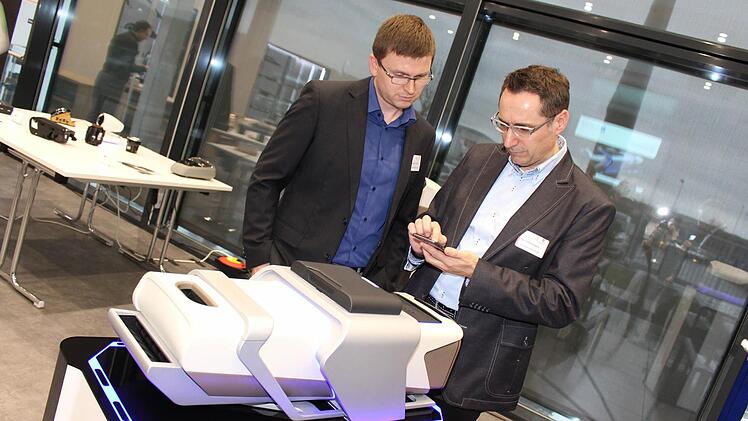 Alexander Grüdl und Olaf Uhlenbusch von Dr. Schneider tüfteln am induktiven Laden. Foto: Lisa Kieslinger