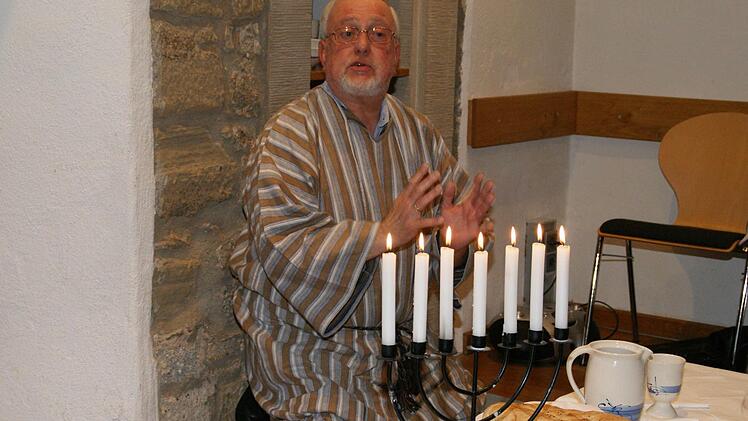 Diakon Robert Hager während einer Führung durch den Ostergarten am Tisch des letzten Abendmahles.  Foto: Sabine Weinbeer