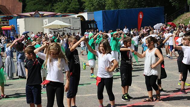 Kinder tanzen den traditionellen Rutscher beim Kinderfest in Neustadt.Foto: Michael Stelzner