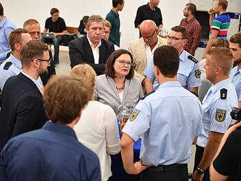 Andrea Nahles im Gespräch mit Polizeianwärtern Foto: Ronald Rinklef